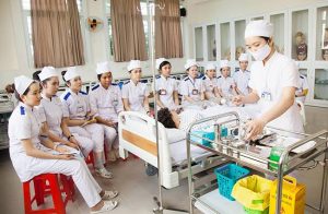 Nhiều trường Đại học hiện áp dụng phương thức xét học bạ ngành Điều dưỡng, giúp thí sinh có thêm cơ hội trúng tuyển vào ngành học yêu thích